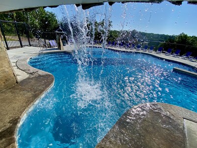 NEW 🎸FamilyPlace 🏊‍♀️POOL/WaterFall💦HOTTUB 🔥FIREPIT🎱POOLTABLE⚡EV🎡FUN❤️LUV