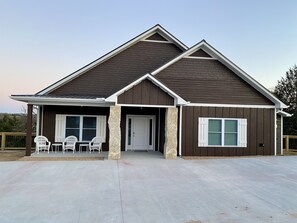 Exterior - IN📍Town  🏊‍♀️POOL/WaterFall💦HOTTUB ⛳GolfPutt⚡EV🔥FIREPIT🎱POOLTABLE🎡FUN❤️LUV (Branson)