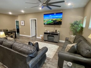 Smart-tv, pejs, videospil, dvd-afspiller