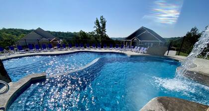 IN📍Town  🏊♀️POOL/WaterFall💦HOTTUB ⛳GolfPutt⚡EV🔥FIREPIT🎱POOLTABLE🎡FUN❤️LUV