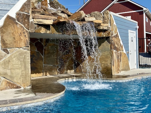 IN📍Town  🏊‍♀️POOL/WaterFall💦HOTTUB ⛳GolfPutt⚡EV🔥FIREPIT🎱POOLTABLE🎡FUN❤️LUV