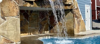 IN📍Town  🏊‍♀️POOL/WaterFall💦HOTTUB ⛳GolfPutt⚡EV🔥FIREPIT🎱POOLTABLE🎡FUN❤️LUV