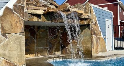 IN📍Town 🏊♀️POOL/WaterFall💦HOTTUB ⛳GolfPutt⚡EV🔥FIREPIT🎱POOLTABLE🎡FUN❤️LUV