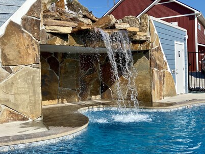 IN📍Town  🏊‍♀️POOL/WaterFall💦HOTTUB ⛳GolfPutt⚡EV🔥FIREPIT🎱POOLTABLE🎡FUN❤️LUV