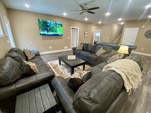 Téléviseur connecté, foyer, jeux vidéo, lecteur de DVD