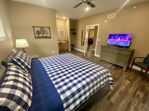 8 chambres, bureau, fer et planche à repasser, lit de bébé portatif