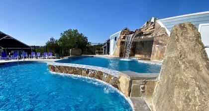 NEW📍nearSIGHTnSOUND 🏊♀️POOL/WaterFall💦HOTTUB ⚡EV 🔥FIREPIT 🎱POOLTABLE 🎡FUN