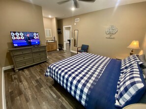 8 dormitorios, escritorio, tabla de planchar con plancha y cuna de viaje