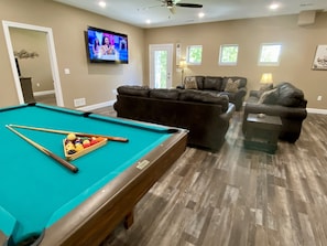 Smart TV, chimenea, videojuegos y reproductor de DVD 