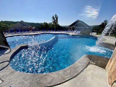 🏊🏼♀️InfinityPOOL/WaterFall KidPlay ⚡EV 💦HOTTUB ⛳GolfPutt 🎱POOLTABLE📍InTown