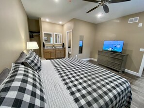 8 Schlafzimmer, Schreibtisch, Bügeleisen/Bügelbrett, Reisekinderbett