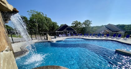 NEW📍INTown 🏊🏼♀️Waterfall/Cave/Pool 💦HOTTUB 🔥FirePIT ⚡EV 🎱POOLTABLE 🎡FUN