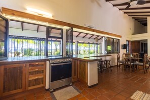 Fridge, microwave, coffee/tea maker, electric kettle - Casa Tortuga - Beautiful Spacious Beachfront House (Esterillos Oeste)