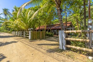 Property grounds - Casa Tortuga - Beautiful Spacious Beachfront House (Esterillos Oeste)