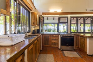 Fridge, microwave, coffee/tea maker, electric kettle - Casa Tortuga - Beautiful Spacious Beachfront House (Esterillos Oeste)