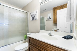 Condo, Multiple Beds, Patio (Cozy Condo at Rock Lane Resort) | Bathroom | Combined shower/tub, towels