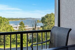 Apartment, Mehrere Betten, Terrasse (Cozy Condo at Rock Lane Resort) | Unterkunftsgelände