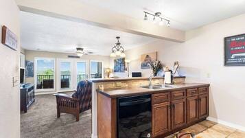 Leilighet, flere senger, terrasse (Cozy Condo at Rock Lane Resort) | Innvendig