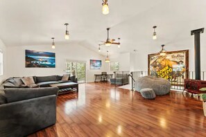 Smart TV, chimenea, videojuegos, mesa de ping pong