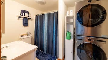 SĂšche-cheveux, serviettes fournies, savon, shampoing