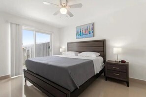 2 soverom, skrivebord, strykejern/-brett og reiseseng for barn