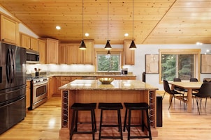 Casa, varias camas, balcón, vistas a la montaña (Modern Tahoe) | Cocina privada | Cafetera o tetera, frigorífico, microondas y horno