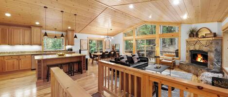 Maison, Plusieurs lits, balcon, vue sur la montagne (Modern Tahoe) | Aire de séjour | Téléviseur à écran plat de 50 po avec télévision numérique, foyer