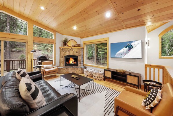 Casa, letti multipli, balcone, vista montagna (Modern Tahoe) | Area soggiorno | TV a schermo piatto 50 pollici con canali digitali, caminetto