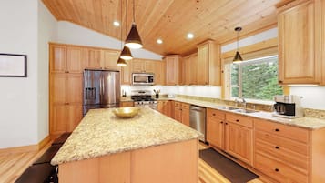 House, Multiple Beds, Balcony, Mountain View (Modern Tahoe) | Private kitchen | Fridge, microwave, oven, stovetop