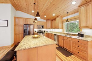 House, Multiple Beds, Balcony, Mountain View (Modern Tahoe) | Private kitchen | Fridge, microwave, oven, stovetop