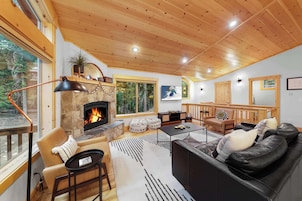 Casa, varias camas, balcón, vistas a la montaña (Modern Tahoe) | Zona de estar | Televisión de pantalla plana de 50 pulgadas con canales digitales