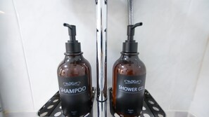 Shower, hair dryer, bidet, towels - Apartamento en Pleno Madrid Centro. Gran Vía - Plaza España (Madrid)