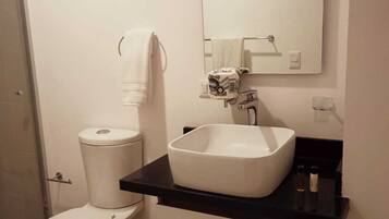 Suite | Bathroom | Shower, rainfall showerhead, towels, soap
