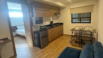 Suite | Área de sala de estar | Smart TV de 30 pulgadas con canales vía satélite