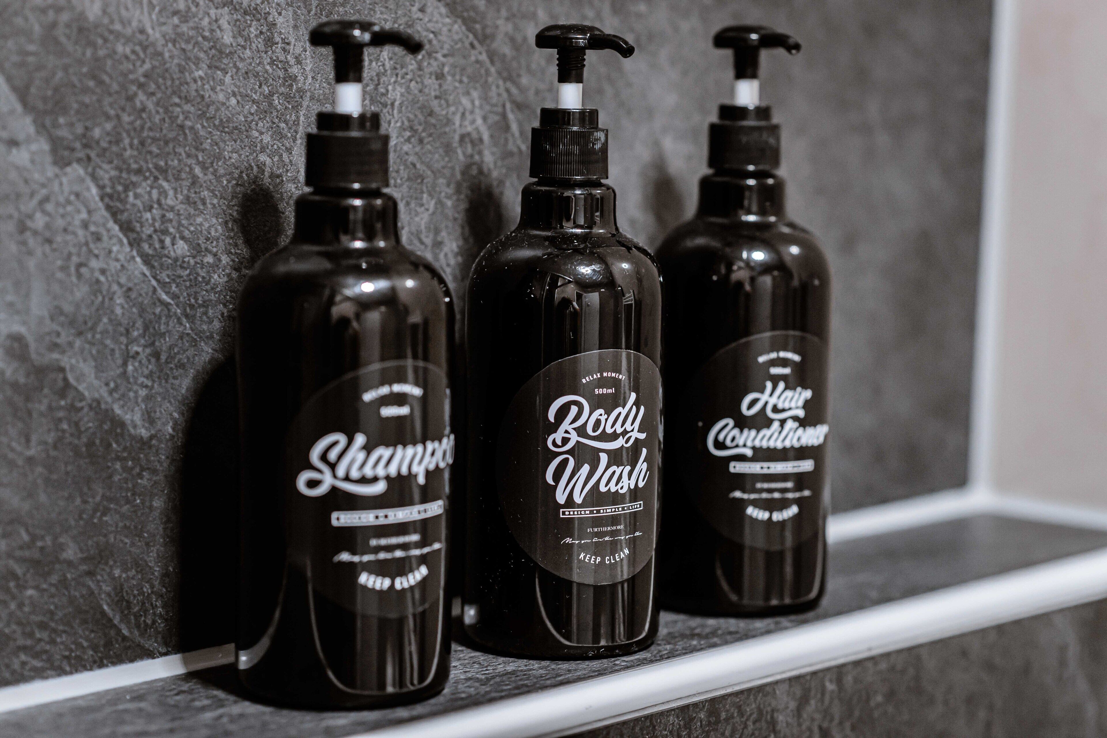 Dusj, hårføner, håndklær og såpe