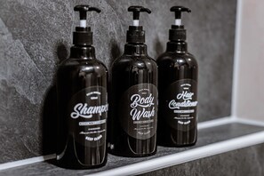 Dusche, Haartrockner, Handtücher, Seife