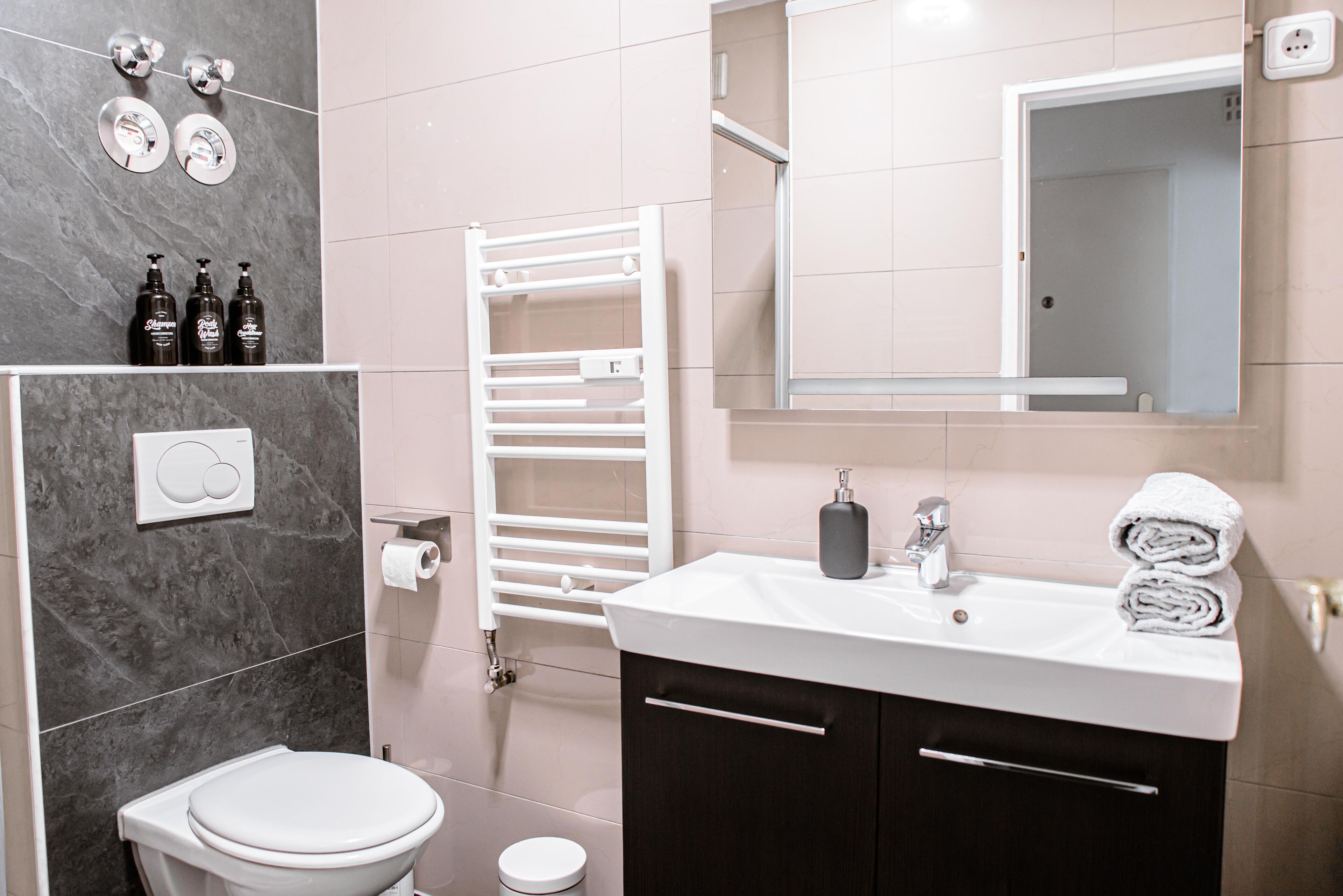 Ducha, secador de pelo, toallas, jabón