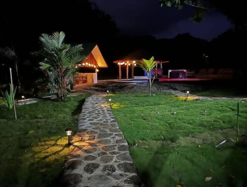 Cozy, Private Wood Cabina by the Beach