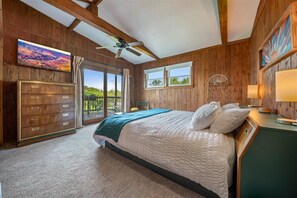 4 soverom, skrivebord, strykejern/-brett og reiseseng for barn