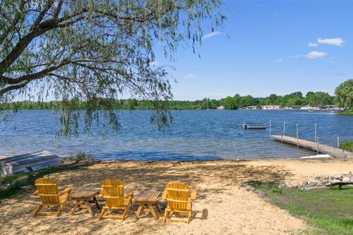 Large Updated Lakefront House on Lake George. Kayaks, games, fire pit, sledding.