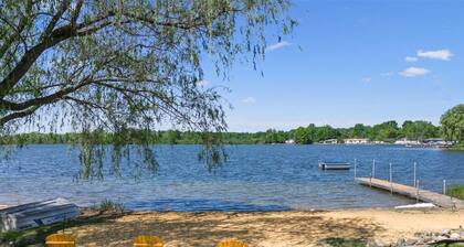Large Updated Lakefront House on Lake George. Kayaks, games, fire pit, sledding.