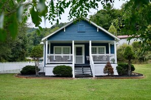 Exterior - Beautiful cozy 1920’s cottage in hills of NC (Mars Hill)