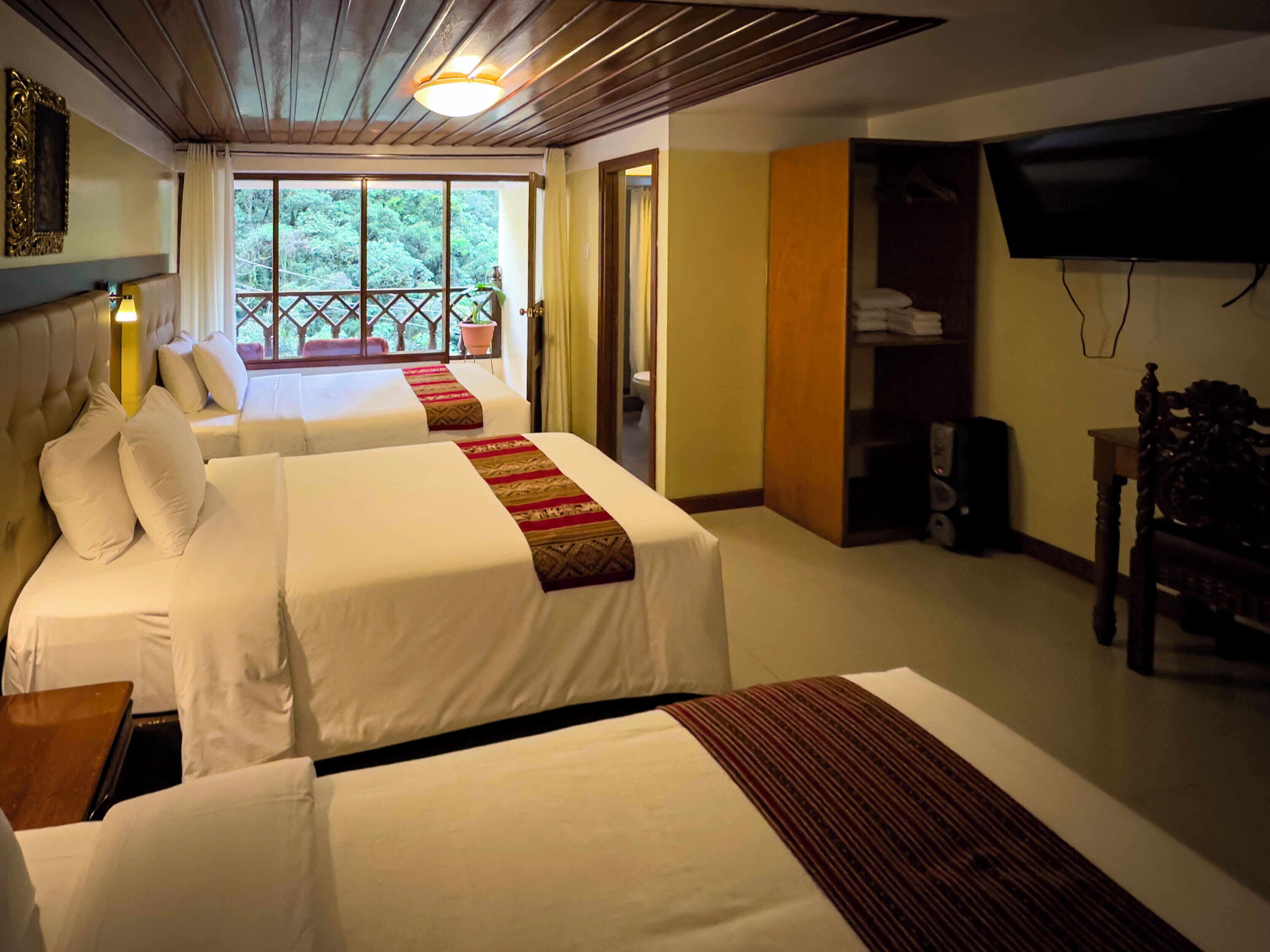 房內夾萬、免費 Wi-Fi、床單