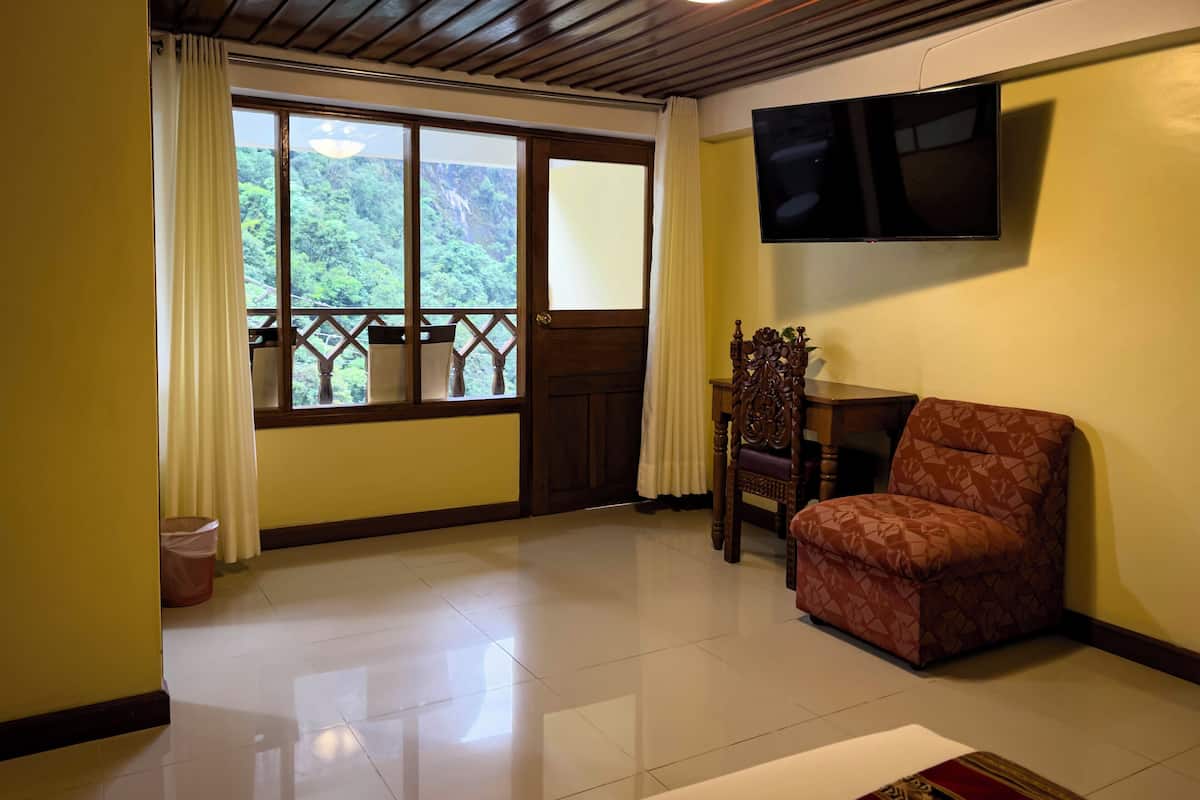 In-room safe, free WiFi, bed sheets