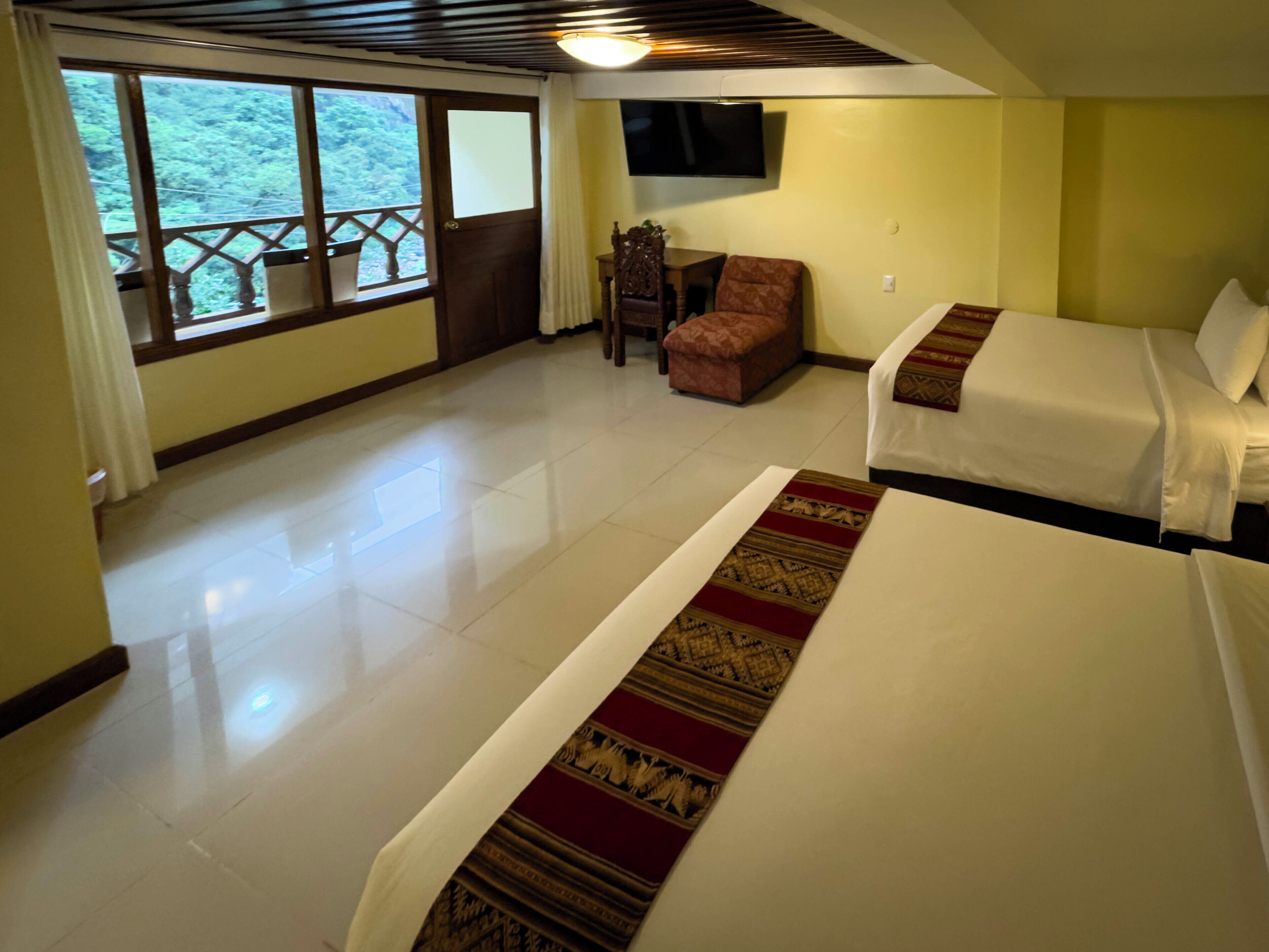 豪華雙人房, 河景, 山旁 | 房內夾萬、免費 Wi-Fi、床單