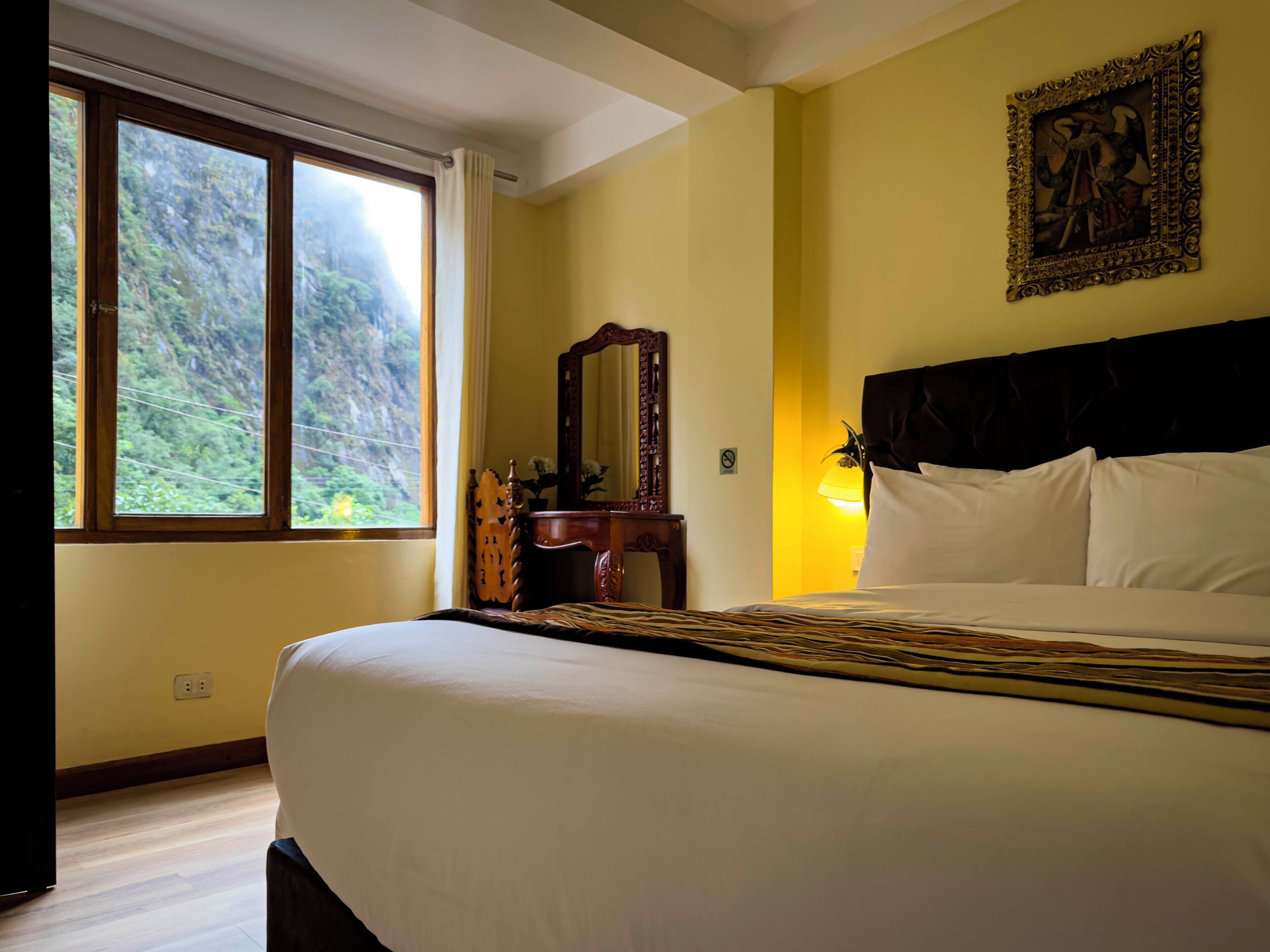 房內夾萬、免費 Wi-Fi、床單