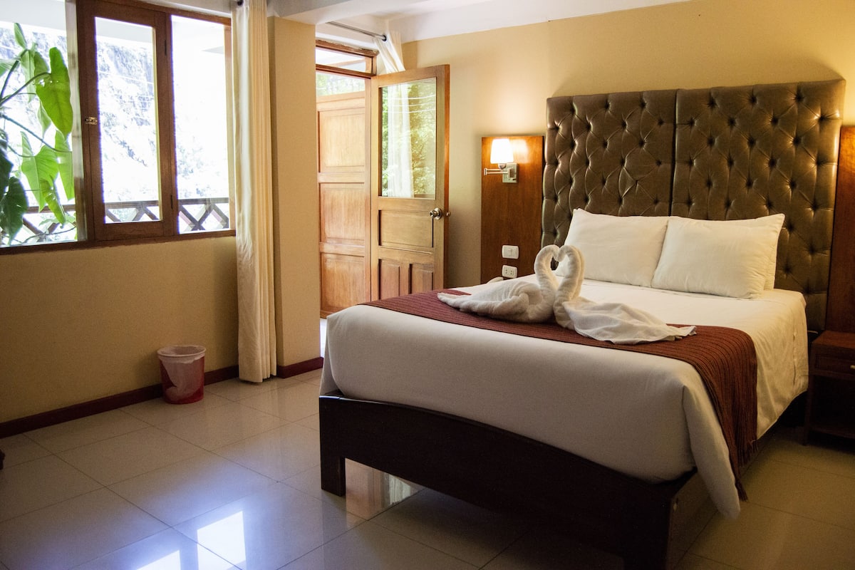 Comfort Single Room | In-room safe, free WiFi, bed sheets