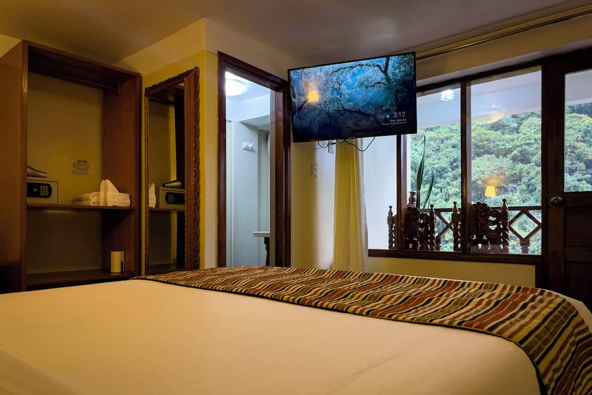 Deluxe Double Room, 1 Queen Bed, Balcony, Mountain View