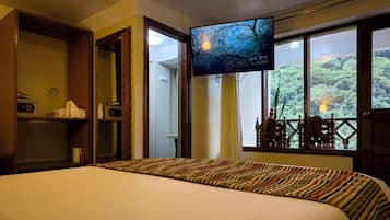 Chambre Deluxe double, 1 grand lit, balcon, vue sur la montagne | Coffre-fort, accès au Wi-Fi (inclus), literie fournie
