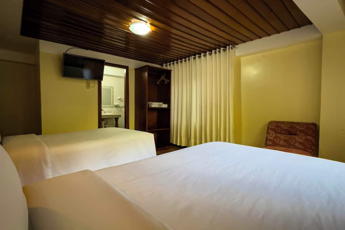 Chambre Standard avec lits jumeaux | Coffres-forts dans les chambres, Wi-Fi gratuit, draps fournis